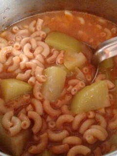 Una foto de Sopita de chayote con coditos. ॐ