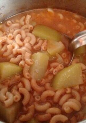 Una foto de Sopita de chayote con coditos. ॐ
