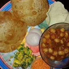 A picture of Puri and sabji.