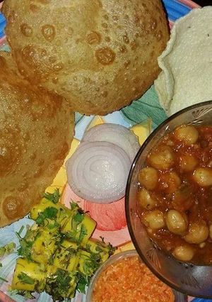A picture of Puri and sabji.