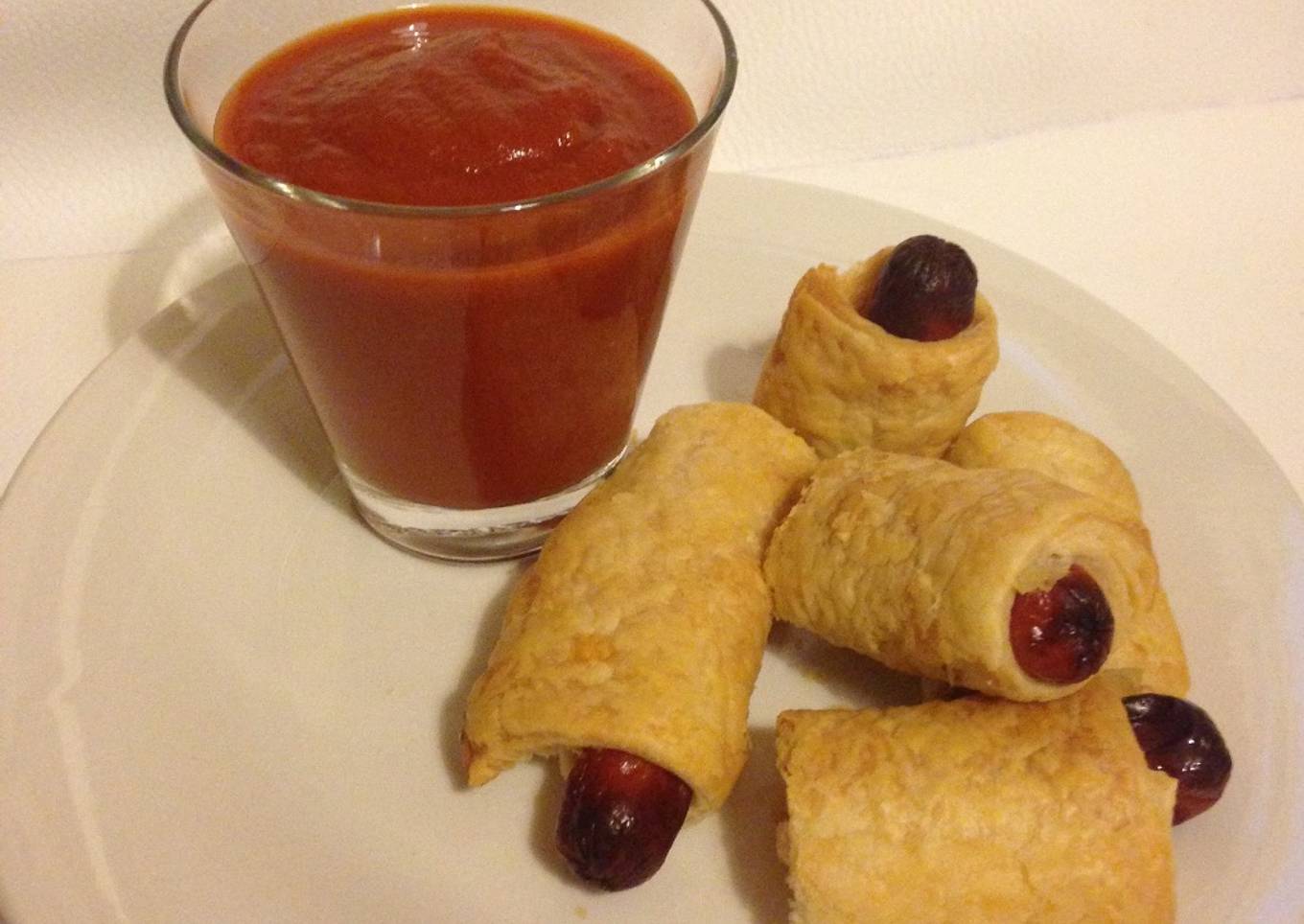 Velouté sangrienta de tomate con deditos vestidos