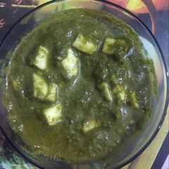 A picture of Palak paneer.