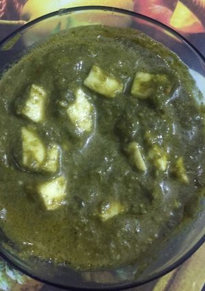 A picture of Palak paneer.