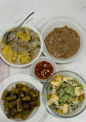 Hình của món Cơm nhà với nạc lưng heo xào sả cốt dừa, salad hoa quả nhiệt đới, canh củ cải tôm khô nấm kim châm.