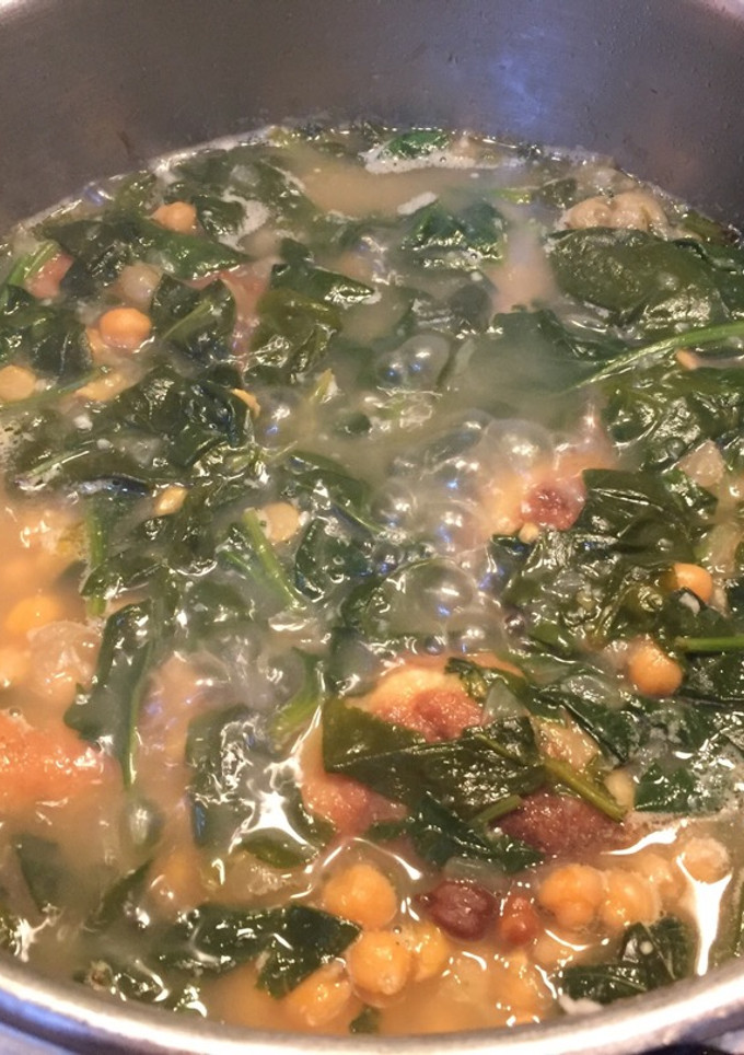 Una foto de Potaje con pelotillas de ajo
