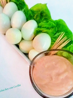Una foto de Huevos de codorniz con salsa rosa