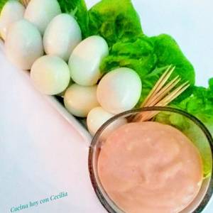 Huevos de codorniz con salsa rosa