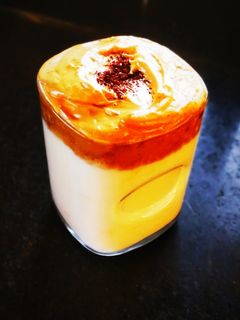 दलगोना कॉल्ड कॉफी (dalgona cold coffee recipe in marathi) रेसिपी चे मुख्य फोटो 