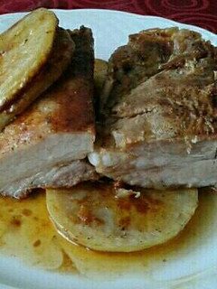 Una foto de Costillas de cerdo al horno, macerada con especias y mostaza