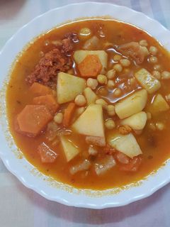 Una foto de Potaje de garbanzos al estilo de la abuela