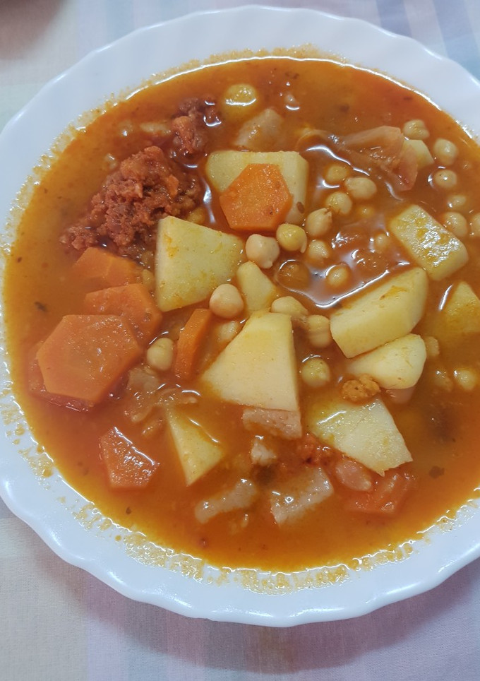 Una foto de Potaje de garbanzos al estilo de la abuela