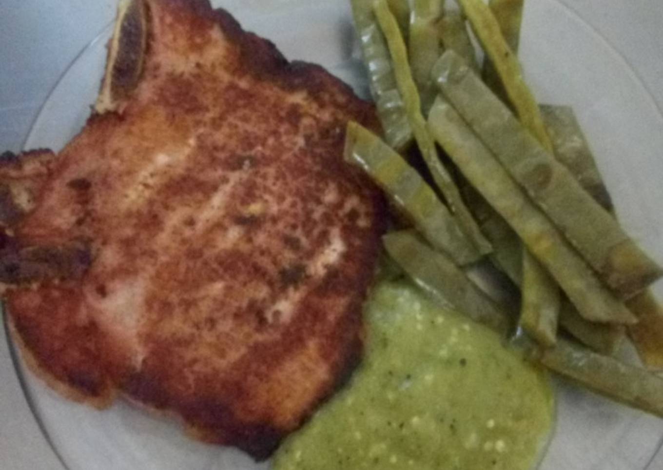 Chuletas con nopales asados