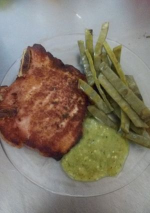 Una foto de Chuletas con nopales asados