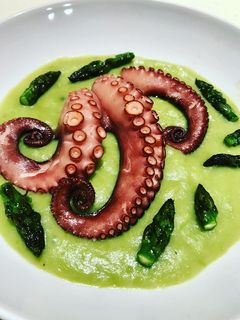Foto di Polpo su vellutata di asparagi e piselli