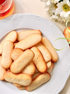 Hình của món 💚 Bánh Quy Lưỡi Mèo (Cat’s Tongue Cookies).