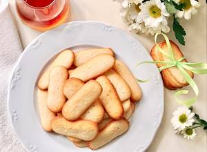 Hình của món 💚 Bánh Quy Lưỡi Mèo (Cat’s Tongue Cookies).