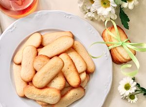 Hình của món 💚 Bánh Quy Lưỡi Mèo (Cat’s Tongue Cookies).