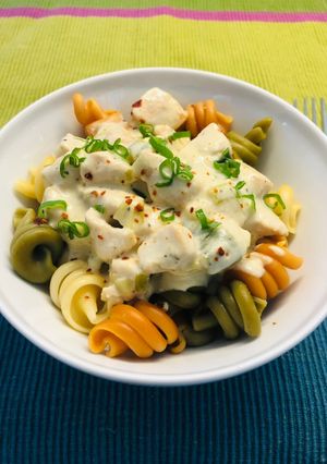 Sajtos-tejszínes-csirkés tészta recept fotója