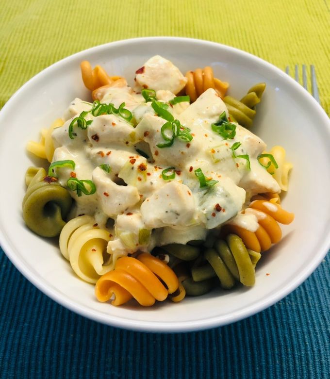 Sajtos-tejszínes-csirkés tészta recept fotója