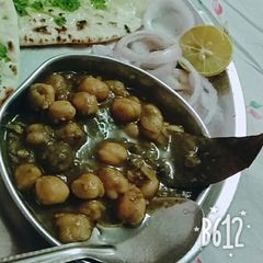A picture of Spinach chickpeas curry.