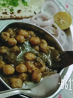 A picture of Spinach chickpeas curry.