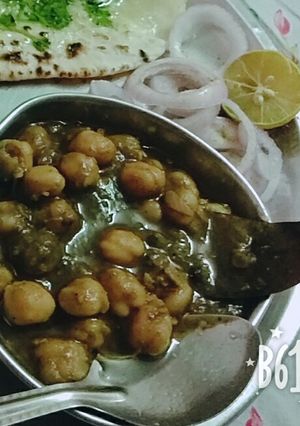 A picture of Spinach chickpeas curry.