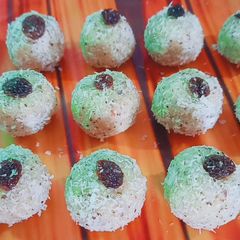 A picture of Instant coconut ladoo.