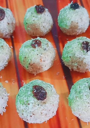 A picture of Instant coconut ladoo.