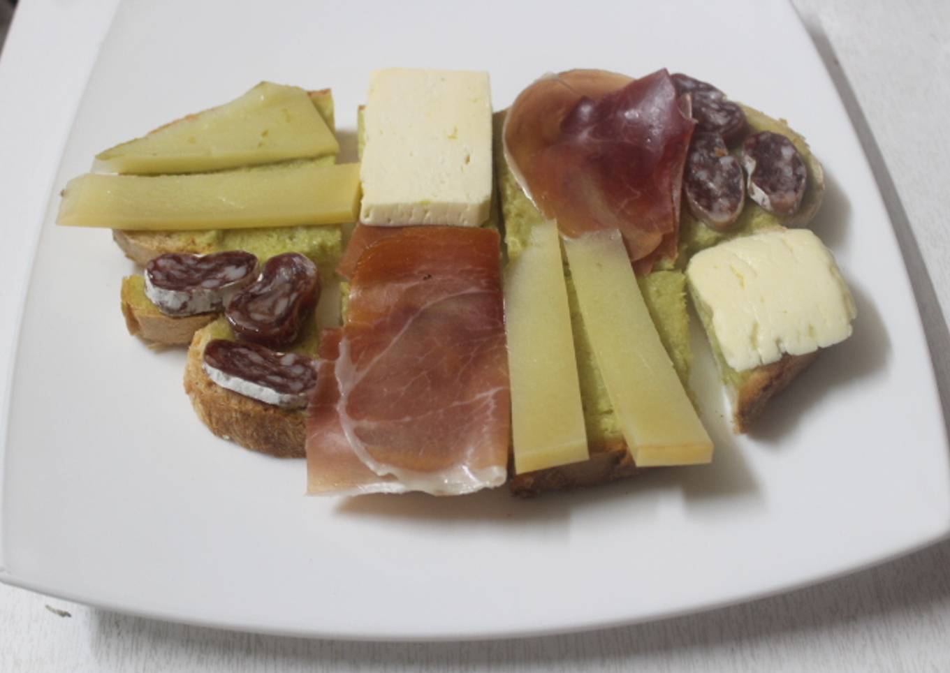 Pan con embutido y mayonesa de aguacate