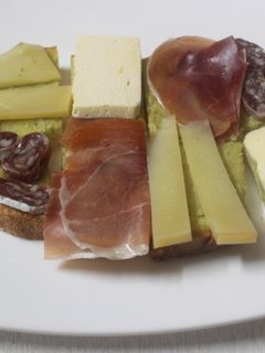 Una foto de Pan con embutido y mayonesa de aguacate