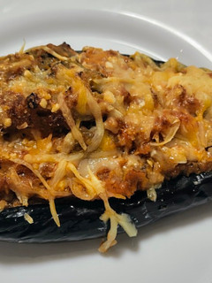 Una foto de Berenjenas rellenas de pollo, jamón y salchichas al horno