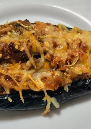 Una foto de Berenjenas rellenas de pollo, jamón y salchichas al horno