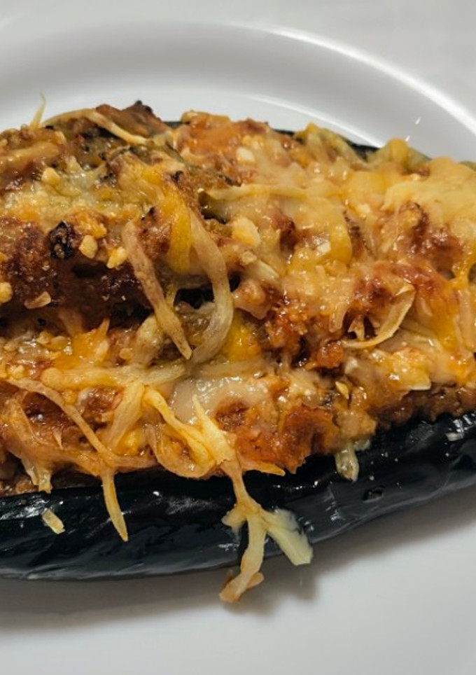 Una foto de Berenjenas rellenas de pollo, jamón y salchichas al horno