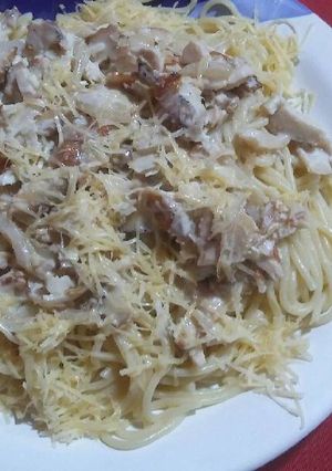 Una foto de Tallarines con crema y pechuga asada. "Celestina"