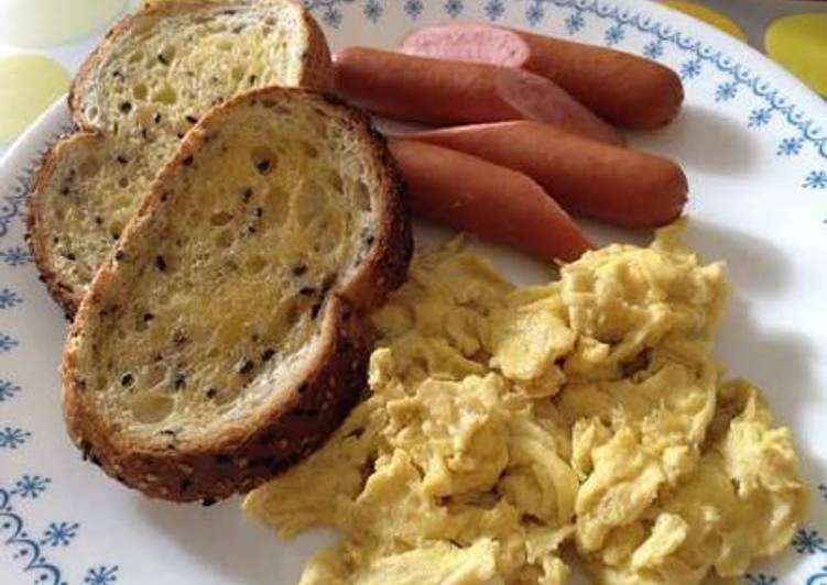 Scrambled egg with sausages and toasts