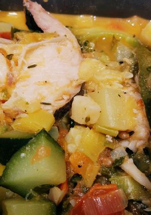 Una foto de Merluza con verduras varias