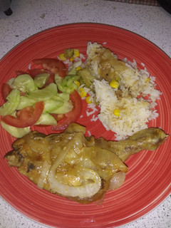 Una foto de Muslo de pollo encebollado