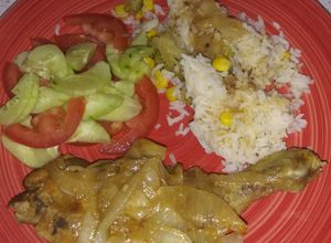 Una foto de Muslo de pollo encebollado