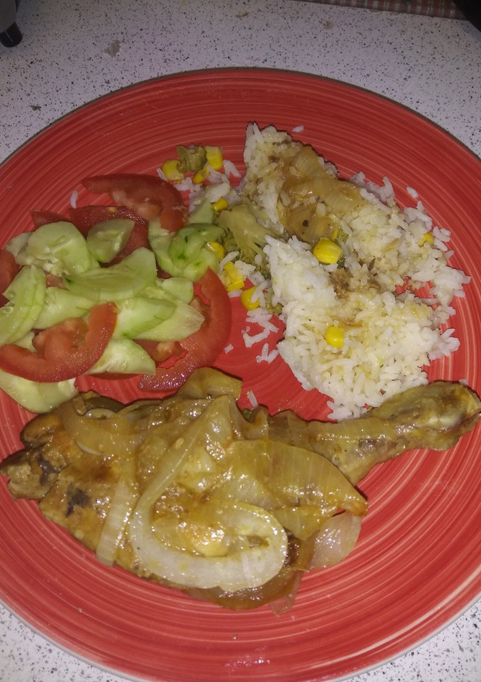 Una foto de Muslo de pollo encebollado