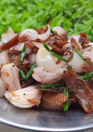 Hình của món Cá khô xào củ hành.