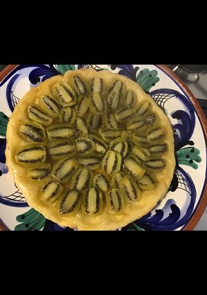 Une photo de Tarte renversée aux kiwis du jardin