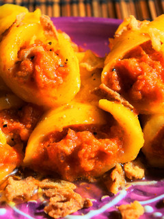 Una foto de Aperitivo de mango y chorizo con tónica
