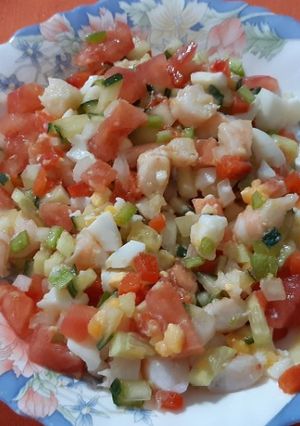 Una foto de Ensalada con huevo y langostinos