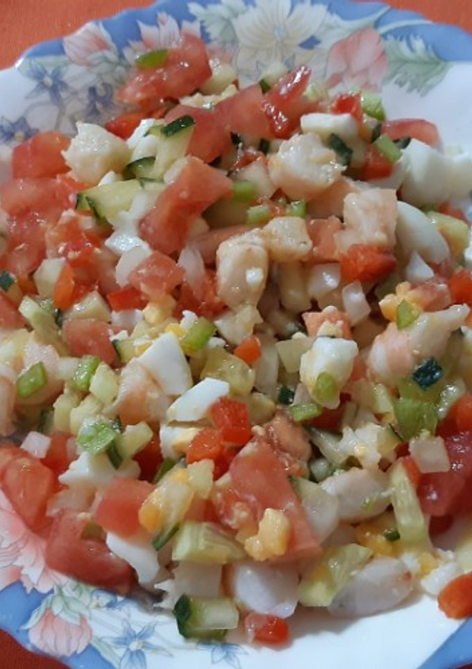 Una foto de Ensalada con huevo y langostinos