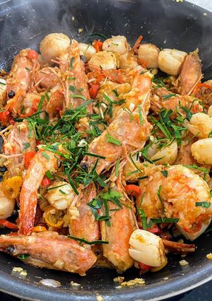 A picture of Spicy Scallops & Prawns.