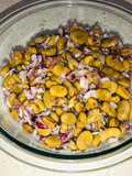 Ensalada de habas con cebolla morada