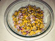 Una foto de rosada con ensalada