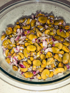Una foto de Ensalada de habas con cebolla morada