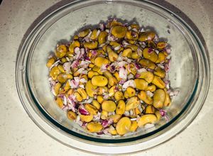 Una foto de Ensalada de habas con cebolla morada