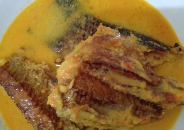 Bagaimana Membuat Gulai Ikan Sale, Menggugah Selera